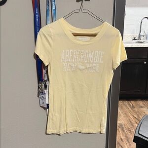 Abercrombie & Fitch Yellow Short Sleeve Tee